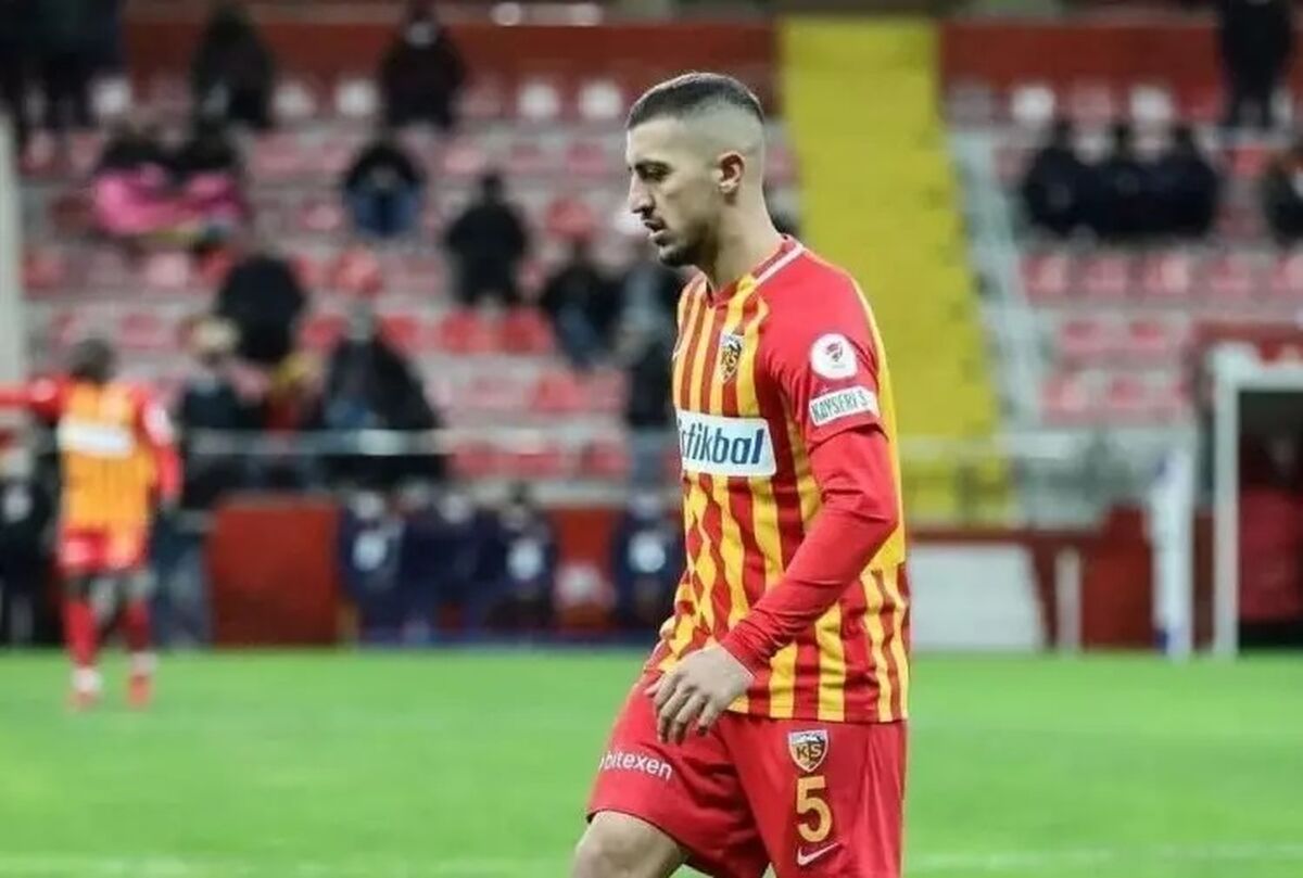 یاغی آبی پوش کایسری‌اسپور در نزدیکی اردوگاه پرسپولیسی‌ها