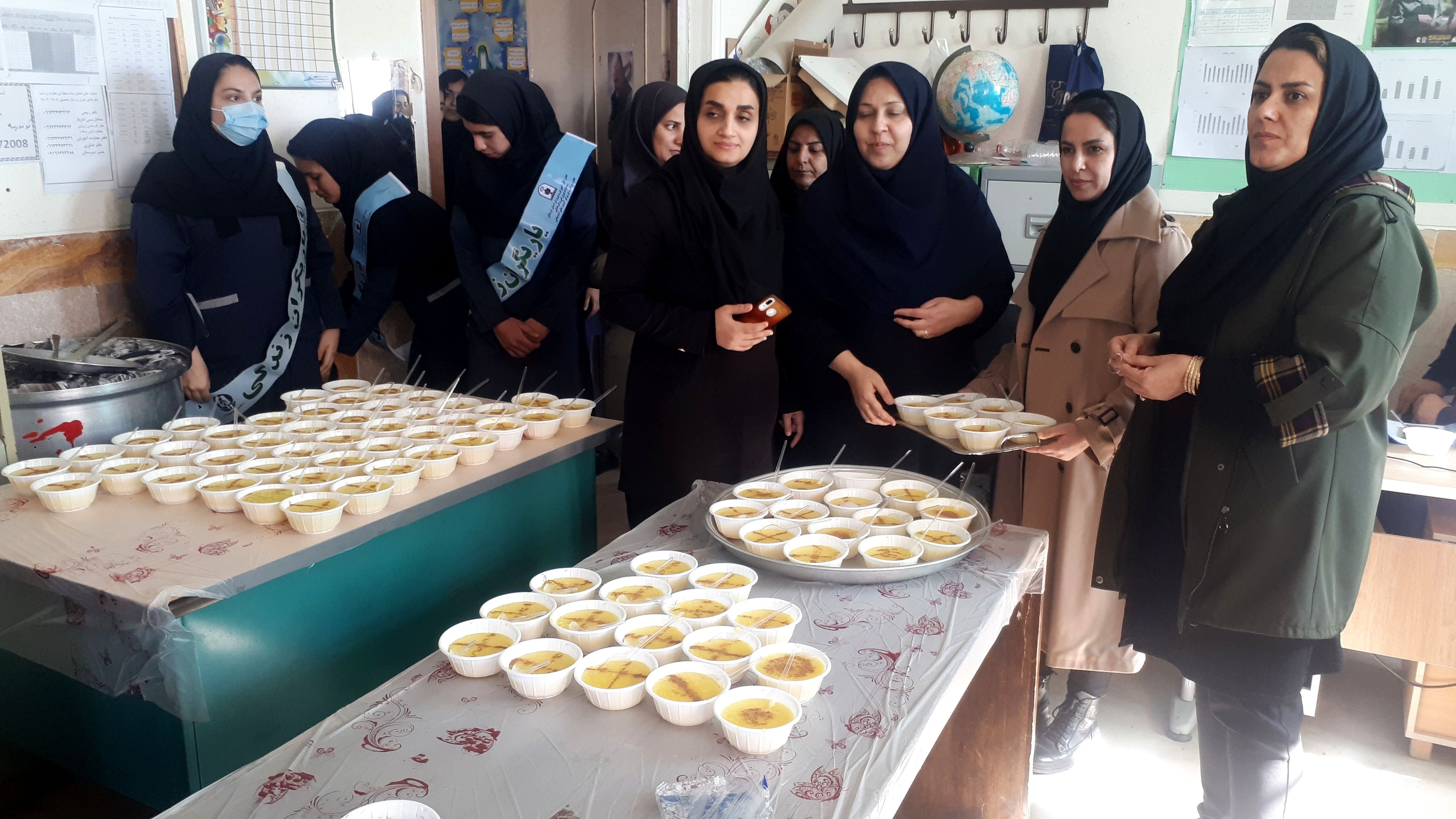 همبستگی و شادی دانش‌آموزان با جشن بزرگ شله‌زرد در دبیرستان خدیجه کبری(س) منطقه زاغه