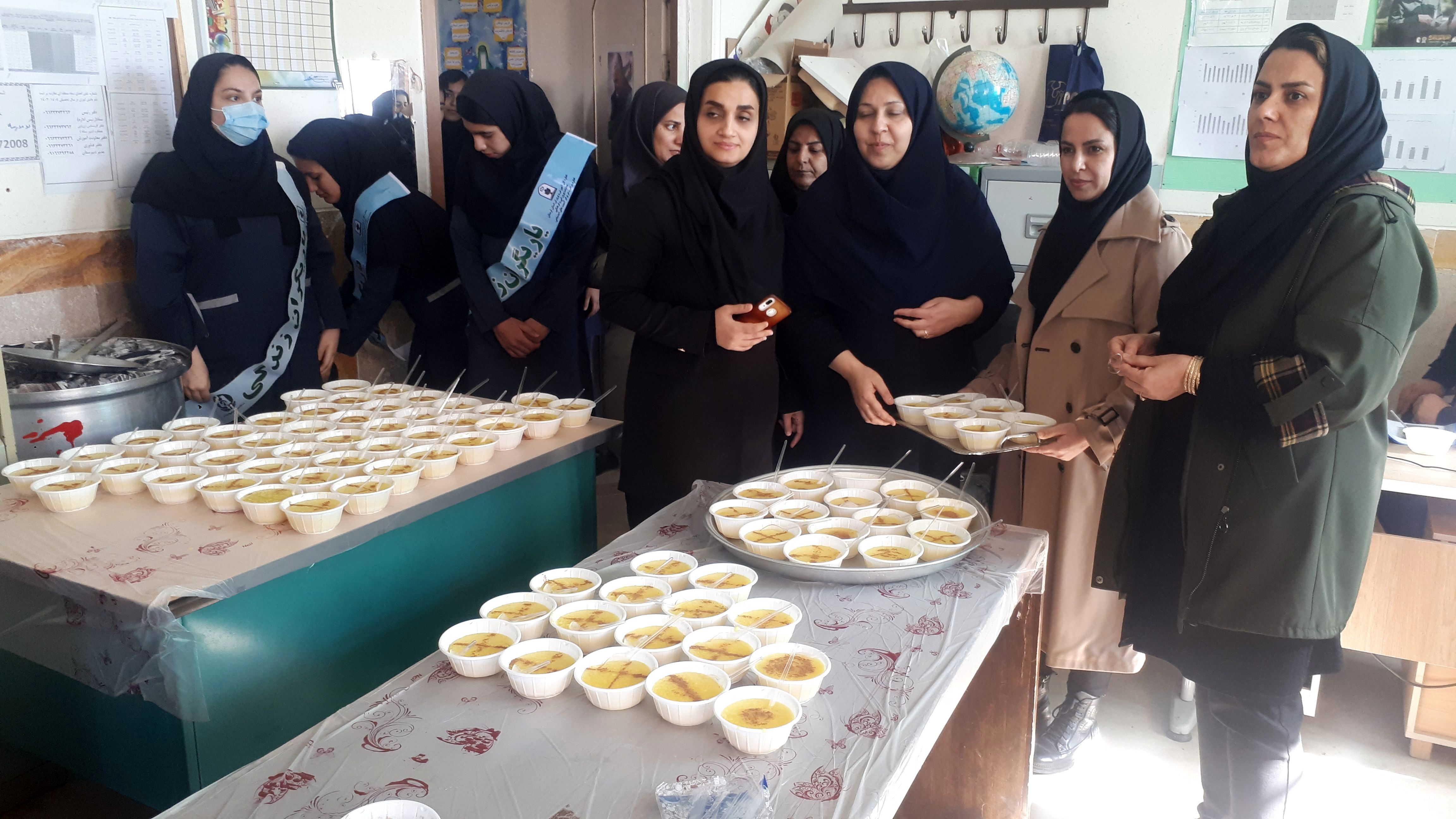 همبستگی و شادی دانش‌آموزان با جشن بزرگ شله‌زرد در دبیرستان خدیجه کبری(س) منطقه زاغه