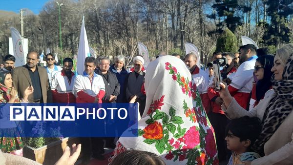 بازدید دبیرکل جمعیت هلال احمر کشور از غرفه‌های خدمت‌رسانی شهر کرج در نوروز 