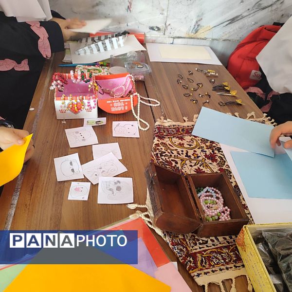  بازارچه کار آفرینی و دست سازه‌های دانش‌آموزی در دبستان دخترانه هدی