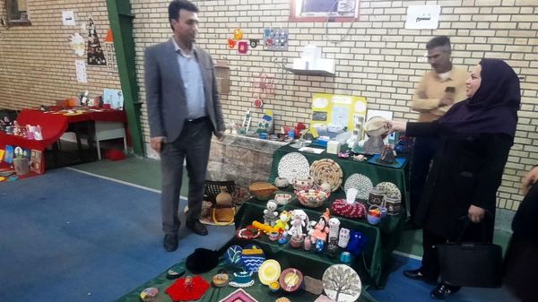 بازدید مدیر آموزش و ‌پرورش حاجی‌آباد از نمایشگاه خلاقیت‌های دانش‌آموزی دبستان استقلال  