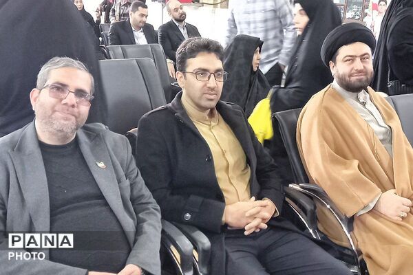غبار روبی مزار شهیدان رجایی و باهنر با حضور وزیر آموزش و پرورش 