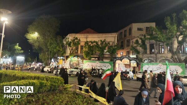 ایستاده در میدان ساعت تبریز