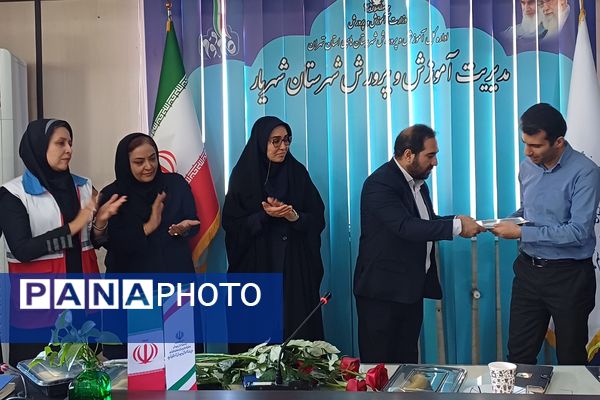 تقدیر از مراقبین سلامت و ارگان‌های مرتبط با حوزه سلامت در اداره آموزش و پرورش شهریار 