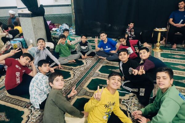 اعتکاف دانش آموزی در مسجد حضرت ابوالفضل قیامدشت