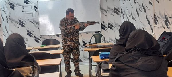 برگزاری کارگاه آموزشی تیر اندازی با اسلحه در هنرستان آفرینش پردیس 