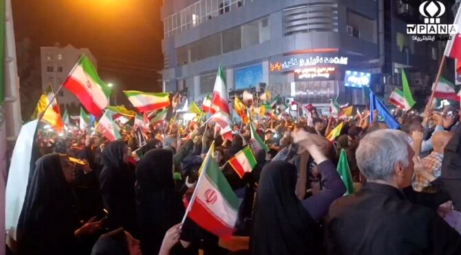 چهارشنبه‌سوری بندرعباس؛ آیین وحدت و همدلی با پرچم ایران به جای آتش‌بازی