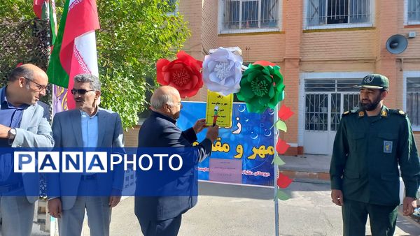 نواخته شدن زنگ مهر و مقاومت در دبیرستان شهید سلیمانی فیروزان با حضور مسئولان استانی و منطقه‌ای