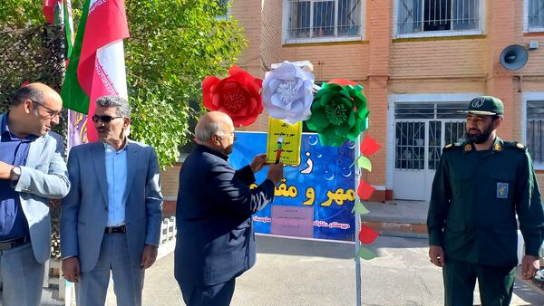 نواخته شدن زنگ مهر و مقاومت در دبیرستان شهید سلیمانی فیروزان با حضور مسئولان استانی و منطقه‌ای