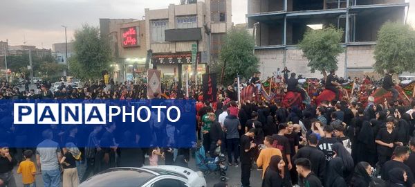 استقبال عزاداران حسینی از کاروان نمادین اسرای کربلا در قم