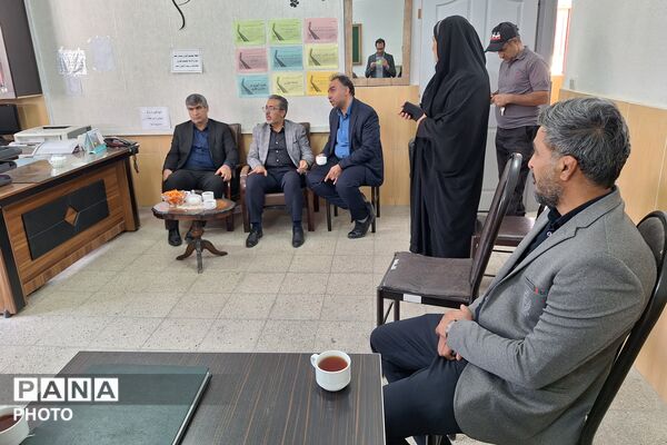 کاشت نهال به یاد رهبر شهید و دانش‌آموزان شهید مدرسه شجره طیبه میناب