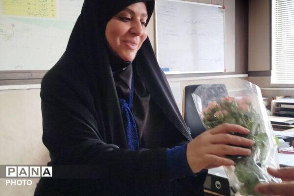 شاخه ای گل؛ هزاران قدردانی