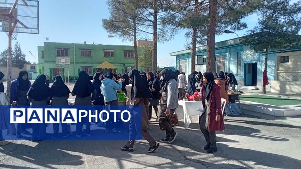 بازارچه‌‌ دانش‌آموزی در‌ دبیرستان‌ نمونه‌ اندیشه‌ کاشمر