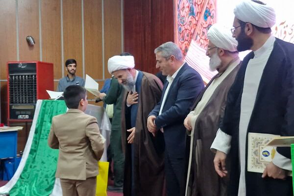 آیین تجلیل از برگزیدگان مسابقات قرآن و عترت بسیج قرچک