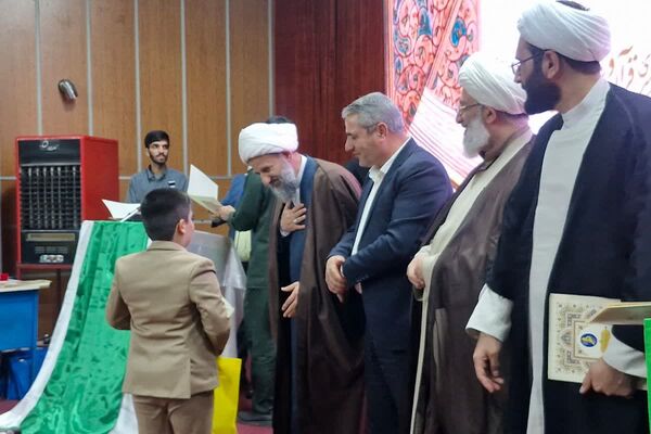 آیین تجلیل از برگزیدگان مسابقات قرآن و عترت بسیج قرچک