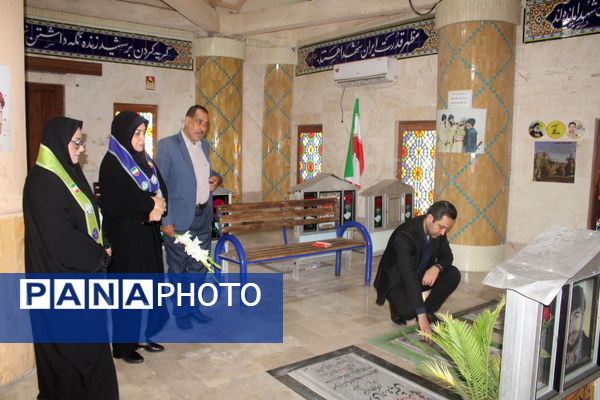 تجدید میثاق مدیر سازمان دانش آموزی استان بوشهر با شهدا