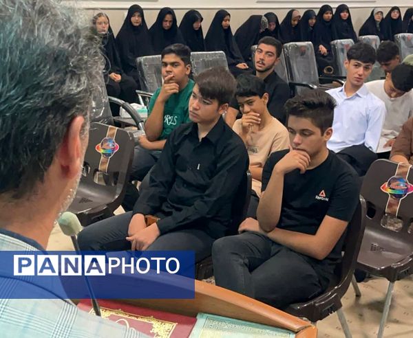 دیدار اعضای بسیج دانش آموزی و اعضای انجمن اسلامی با امام جمعه شهرستان کاشمر 