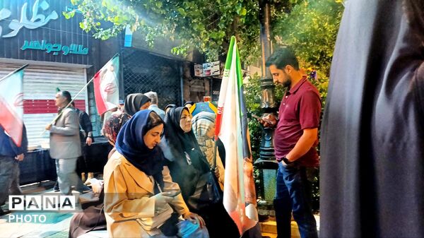 خانوادگی پای کار انقلابیم