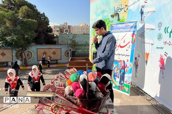نواخته شدن زنگ شکوفه ها در دبستان طواف و معماریان ناحیه دو شهرری 
