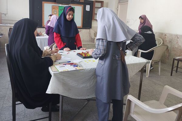 تصاویری زیبا از تمرکز دانش‌آموزان دختر در المپیاد رویش ناحیه۳ شیراز 