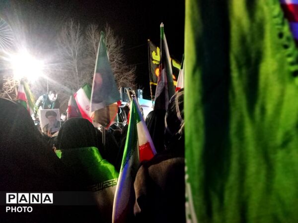 تجمع بزرگ مردم همیشه در صحنه در مقابل مسجد جامع  