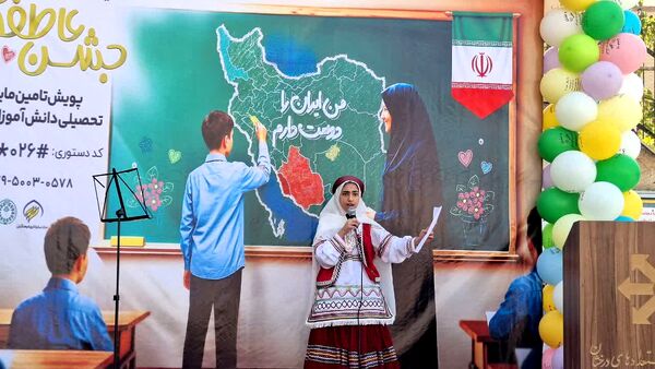 آیین متمرکز استانی جشن عاطفه‌ها‌ در دبیرستان فرزانگان یک ناحیه یک کرج 