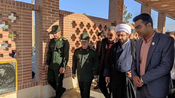 آغاز هفته بسیج دانش‌آموزی با غبارروبی مزار شهدای جوادالائمه توسط مسئولان و دانش‌آموزان بسیجی