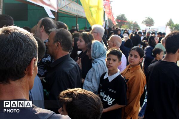 همدلی خادمان در موکب امام خامنه‌ای