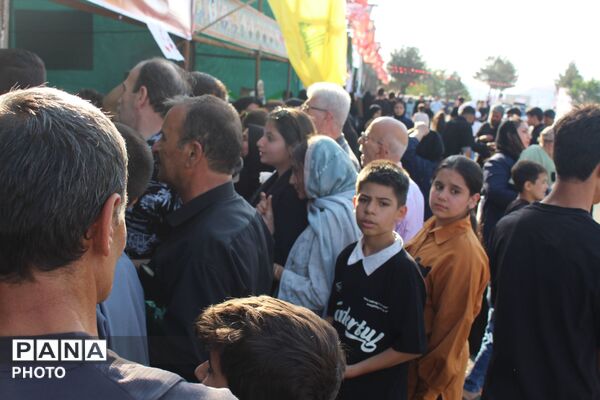 همدلی خادمان در موکب امام خامنه‌ای