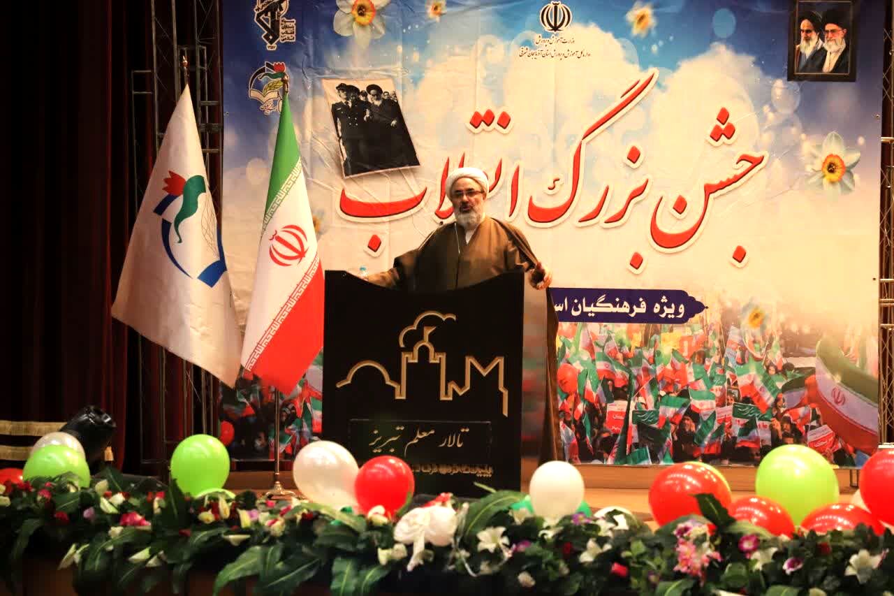 معلم و مسجد، دو رکن تربیت نسل انقلابی است