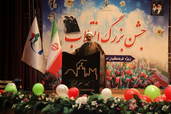 معلم و مسجد، دو رکن تربیت نسل انقلابی است