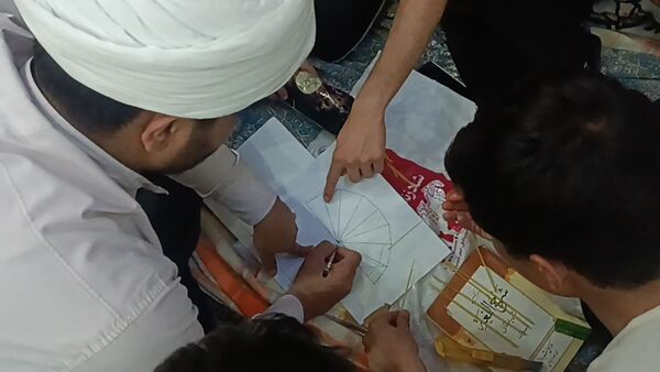 ساخت پل ماکارونی توسط معتکفین اعتکاف دانش آموزی سه روز در بهشت