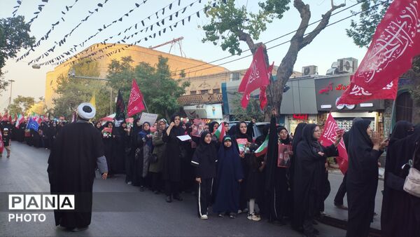 «باید برخاست» در اراک طنین‌انداز شد؛ پیام حماسه رهبر شهید به نسل نوجوان رسید
