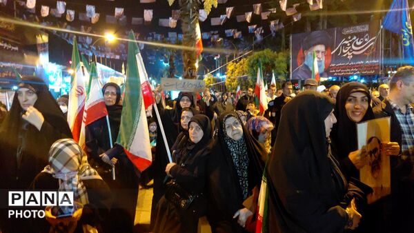 به فرمان رهبر در خیابان می‌مانیم
