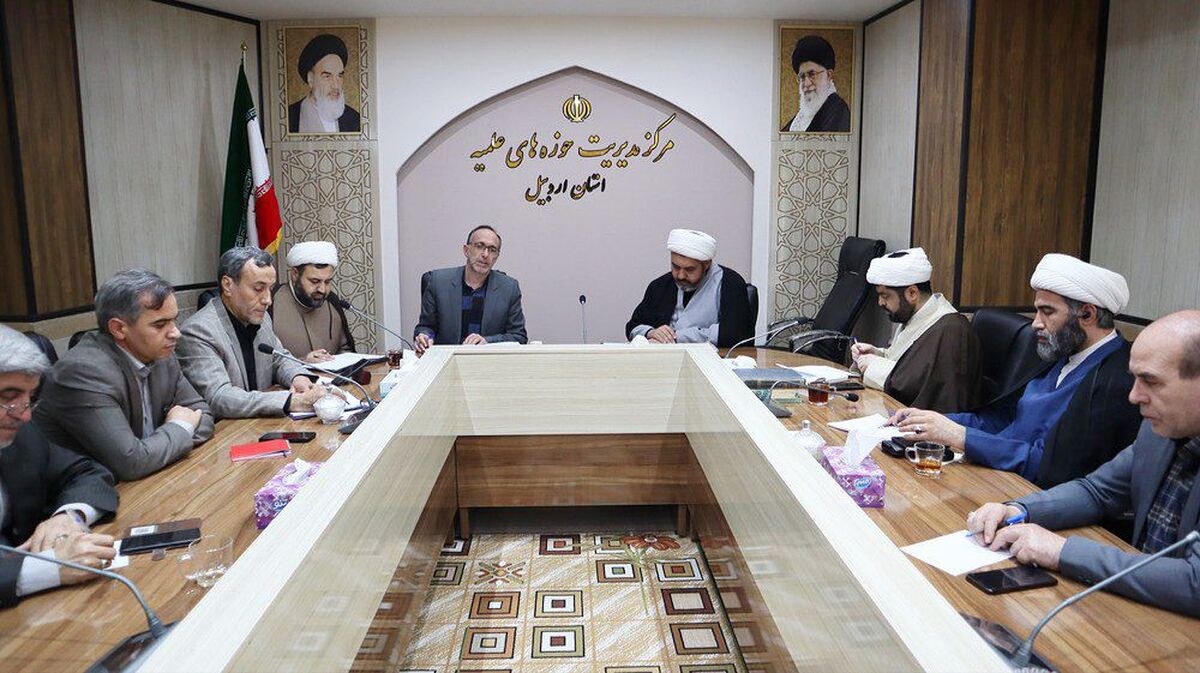 در تربیت نسل حاضر، باید از ظرفیت ارزشمند و مؤثر روحانیون بهره‌مند شد