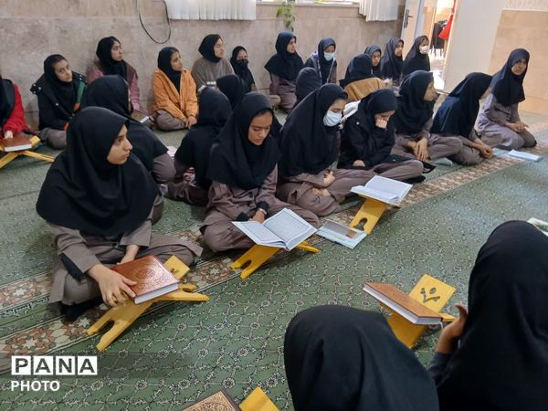 محفل انس با قرآن کریم به مناسبت ماه مبارک رمضان در آموزشگاه خلیج فارس مروست
