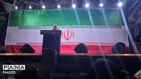 مردم همچنان در صحنه 