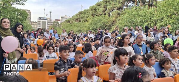 تهران غرق در شادی کودکان؛ این‌بار دانش‌آموزخبرنگار پانا، سوژه خبر شد