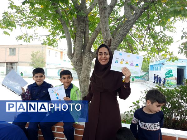 بمناسبت روز جهانی کودک برپایی جشنواره صبحانه سالم در دبستان پسرانه سرافراز ناحیه۷ مشهد