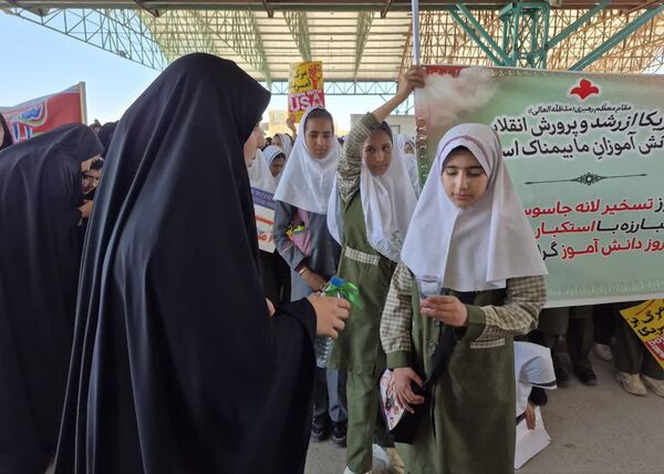 نمایش جرعه ای از ایستادگی در مسیر راهپیمایی ۱۳ آبان ماه