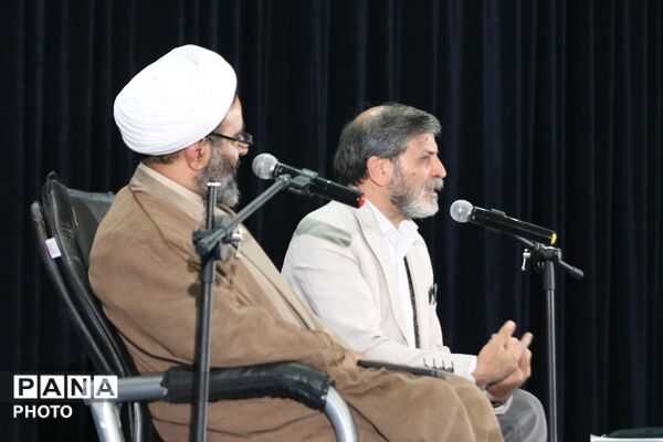 میزبانی میبد از طنزپردازان یزدی در شبی سرشار از لبخند