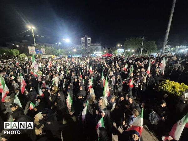 حضور بی‌نظیرفرهنگیان و دانش آموزان  و عموم مردم درمیدان امام خامنه ای 