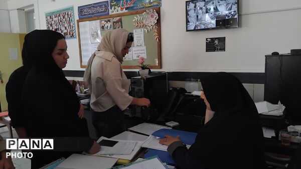  ثبت‌نام دانش‌آموزان پایه هفتم در دبیرستان دخترانه شهید حسن انصاری 