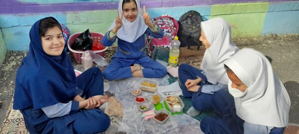 صبحانه سالم به مناسبت هفته سلامت در مدرسه ربابه هاشمیان یزدی شیروان
