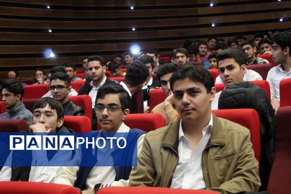 آیین تجلیل از برگزیدگان چهل و دومین دوره مسابقات فرهنگی و هنری دانش‌آموزان شهر تهران