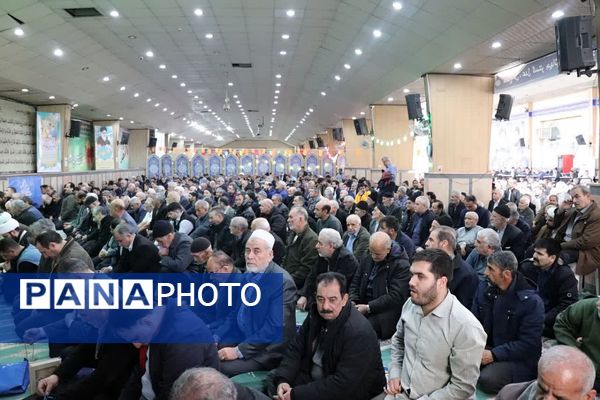 حضور دانش آموزان آموزشگاه شهدای گلدسته و مردم چهاردانگه در نماز جمعه 