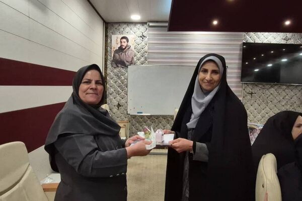 تقدیر از بانوان شاغل در اداره آموزش و پرورش کهریزک 