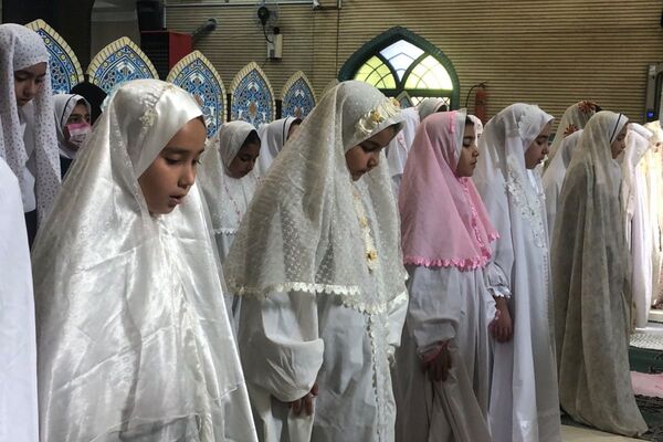 حضور دانش آموزان دبستان هدی یک در مسجد صاحب الزمان (عج) 