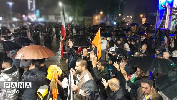 اجتماع مردم کوهدشت در زیربارش شدید باران